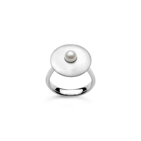 Nouvelle Disc ring in brushed and polished silver with pearl