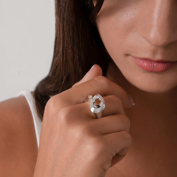 Model wearing the gorgeous Oasis ring with diamond