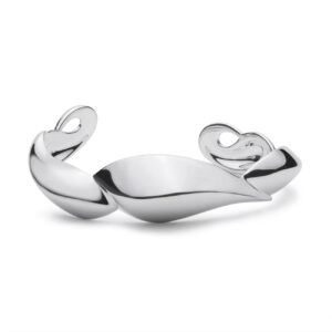 Voyager cuff with its stunning shapes emulates the arch of the Humpback whales as it surfaces for air.