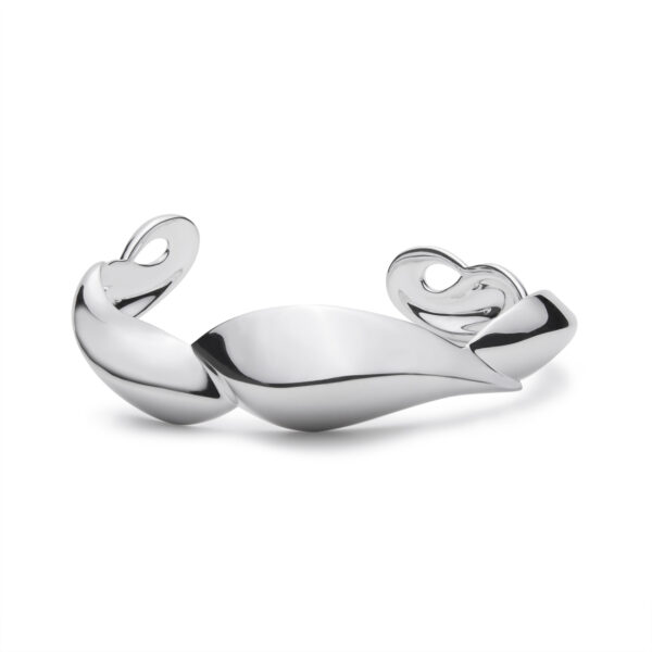 Voyager cuff with its stunning shapes emulates the arch of the Humpback whales as it surfaces for air.