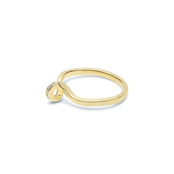 Pirouette Diamond Ring in 18ct yellow gold with nine diamonds, side profile showing band and setting detail